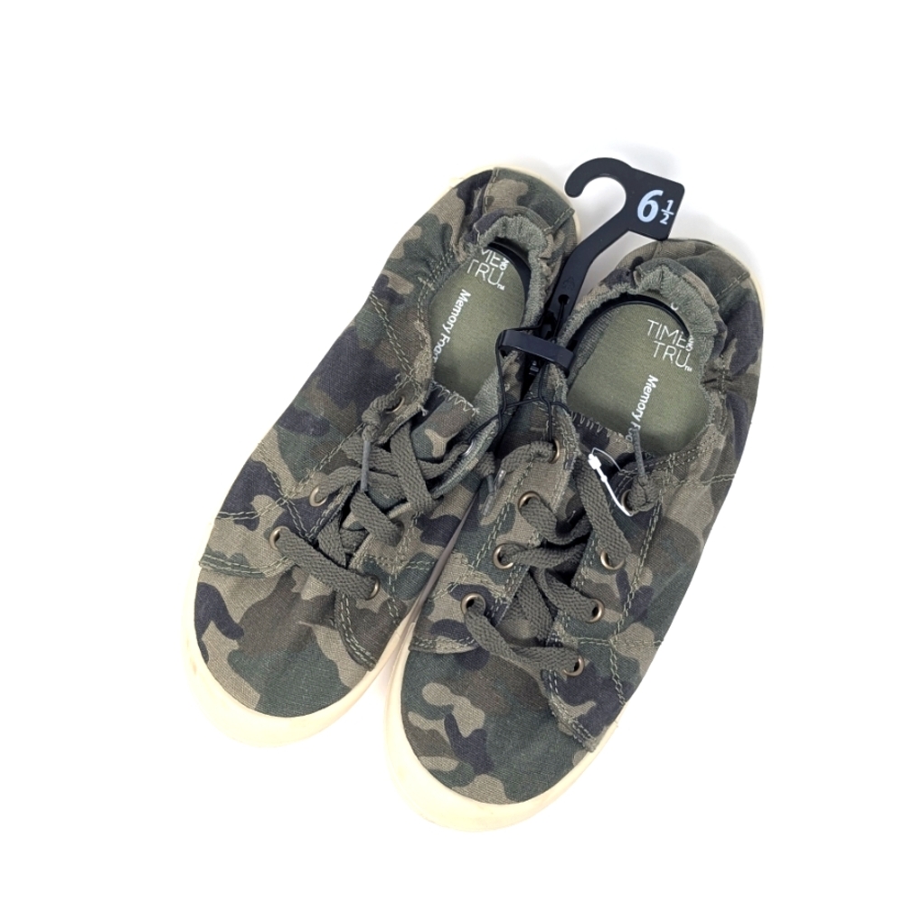 NWT WOMEN'S SIZE 6 1/2 CAMO SNEAKERS